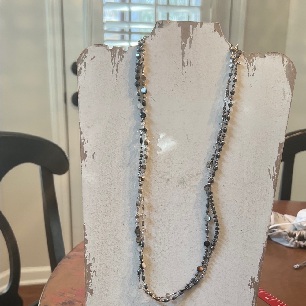 Elegant Beaded Necklace in Black and Silver